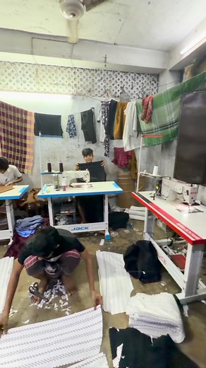 Fabbrica tessile a Dhaka, Bangladesh 🇧🇩 I bambini iniziano a lavorare anche sotto i 10 anni e devono lavorano almeno un anno prima prima di avere una retribuzione, spesso riescono semplicemente a barattare il loro lavoro con il cibo. #dhaka #bangladesh #factory #tessile #fblifestyle | Viaggiando in Asia