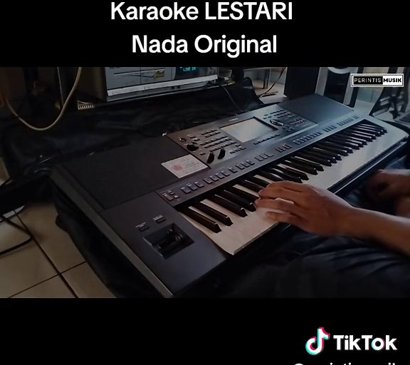 Karaoke Lestari: Lirik dan Video Asli