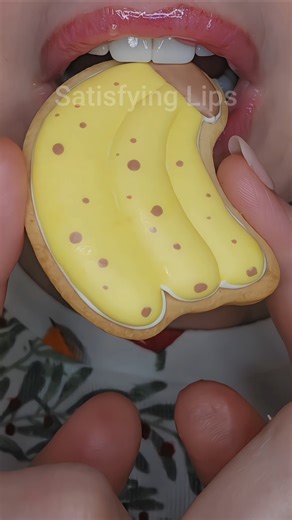 ASMR Satisfying Eating Banana Cookie 🍌 #asmr #mukbang #satisfyinglips