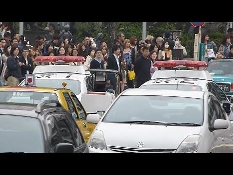 「常識考えてよ」パトカーがタクシーを排除。Police car eliminate the taxi waiting for passengers.