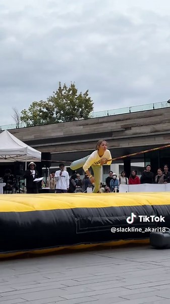 みんなスラックラインって知ってる⁉️ぜひコメントしてください🙌🏻#スラックライン #綱渡り #slackline #trickline #ストリートスポーツ #アスリート #ギボン