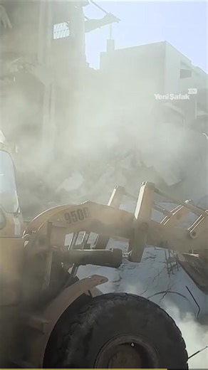 🇹🇷🤝🇵🇸 🚧 One of Turkiye’s biggest humanitarian aid organizations, the IHH Humanitarian Relief Foundation, has launched post-conflict recovery efforts in northern Gaza following the recent ceasefire. The foundation stated that its teams are conducting debris removal, road clearance, and environmental cleanup to support the restoration of essential living conditions in areas severely damaged by Israeli attacks. 🗣 "Life is blossoming again after the ceasefire in northern Gaza, which suffered 