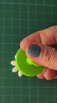 Pretty Fondant Daisies in Minutes