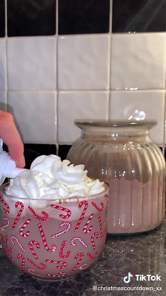 𝙃𝙤𝙩 𝙘𝙝𝙤𝙘𝙤𝙡𝙖𝙩𝙚 𝙬𝙞𝙩𝙝 𝙨𝙥𝙧𝙞𝙣𝙠𝙡𝙚𝙨! 𝟓 𝐝𝐚𝐲𝐬 𝐭𝐨 𝐠𝐨 🎅🏼 #CustomersMostLoved #MyBrawlSuper #hotchocolate #december #santa #fyp #foryou #countdown #advent