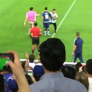 A fan gets Leo Messi autograph on his shirt, bows down to him, hugs him twice, ran across the pitch and celebrated like King of the World. Just beautiful...󾌧󾮞󾮞󾮗 | Barcelona Fan Club (Nepal)