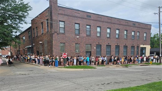 Romance-focused bookstore opens in Drake University neighborhood, line wraps around building