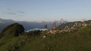 Die Huberbuam, Thomas und Alexander Huber, gehören zu den besten Bergsteigern der Welt. Mit und in den Berchtesgadener Bergen sind die beiden Bergsteiger aufgewachsen. Hier fühlen sie sich zu Hause, hier kennt sie jeder, hier ist ihre Basisstation zwischen vielen Expeditionen in die höchsten Berge weltweit. Die Berchtesgadener Traditionen, die einheimischen Menschen, die reine Natur und die sagenhaften Landschaften liegen ihnen am Herzen. Deshalb sind sie Markenbotschafter für das Bergerlebnis B