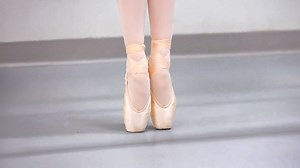 Preparing the way for pointe work! 🩰 These exercises strengthen feet, ankles, and core, which are key for a safe and effective transition to pointe. Remember: they should only be done under the supervision of a professional after an aptitude evaluation. 💪✨ #PointeReady #SafeDance #ProgressingBalletTechnique #StrengthAndFlexibility #ClassicalDance #PBT #BalletTraining #DanceTraining #CoreStrength #HighPerformance 🩰🌟 | Progressing Ballet Technique