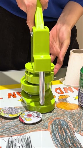 캔 배지 메이커 badge maker 👍🏻👍🏻👍🏻 pressed by 김유대 작가님