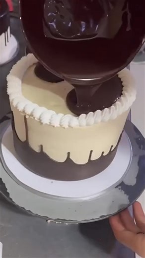 pastel de chocolate decorado con detalles de crema y glaseado de chocolate #pastel #chocolate #cake #birthday #bolo | La pastelería soñada