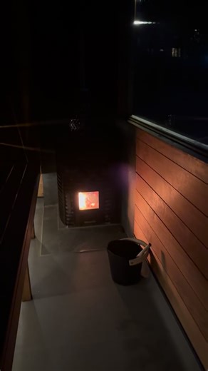 Did you know that doom scrolling on your phone until the minute you go to sleep is super bad for you and probably the reason why you never feel rested? Let me dive deeper into into why this is: 📲 BLUE LIGHT Blue light messes with melatonin Your phone screen gives off blue light, which tricks your brain into thinking it’s still daytime. That means your body delays the release of melatonin, the hormone that helps you fall asleep. Resulting in it taking longer to drift off, and your sleep tends to