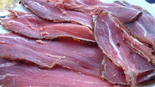 Das ist der Trend auf tik Tok, jeder macht pastirma (Türkischer Schinken) Ich habe euch das Rezept für Pastirma vor 11 Jahren gezeigt , für alle die es nicht gesehen haben nochmal aktualisiert. Zutaten: 2 Kilo Rinderfilet Salz Zutaten für den Belag: 100 g Cemen 100 g rote Paprika Pulver 1 EL Pfeffer 1 EL Chili-Pulver 1 EL Salz 1 EL Kreuzkümmel 100 g frischen Knoblauch #pastirma #rezepte #recipes | Was kommt heute auf den Tisch?