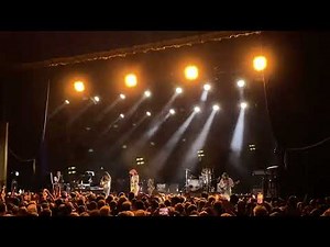 Wet Leg performs "Chaise Longue" the Brooklyn Paramount