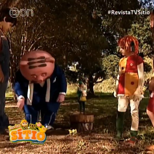 Revista TV Sítio ( Sítio do Picapau Amarelo)🌽📙 on Instagram: "📖 No capítulo de hoje… As aventuras começam ali mesmo no Sítio, com uma singela despedida da abelhinha que picou a língua de Narizinho no pé de jabuticaba 🍇🐝. Mas a turminha está tão curiosa e cheia de ansiedade que não consegue ficar por muito tempo no “enterro” da abelha — todos já querem correr de volta para o casarão para ouvir Dona Benta contar a história do livro de Peter Pan, o menino que não queria crescer! E assim, em me