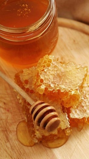 Hive Inspection Day! 🐝🍯 (My favorite part of today was holding one bee on my finger & lifting a hanging swarm of bees and them being TOTALLY CALM…LIKE WHAT?!) 🥹 So a couple things we saw today… 1. Multiple queen cells 👑 our girls are making a new queen . So we need another hive body box !📦 2. More capped brood, we still have laying happening which is AWESOME 🤩 3. Swarming on the bird feeder our girls needed more water 💦 as new beekeepers we need to do a better job on that 😳… hence lots o