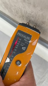 Attention sur les systèmes de plaque de plâtre collés au mortier adhésif. Pensez à vérifier l’humidité de vos murs avant de coller vos plaques. En cas de remontées d’humidité par capillarités, l’humidité va passer à travers vos plaques de plâtres par l’intermédiaire de vos plots de colle . Du coup , soit : - traiter les remontées d’humidité par ventilation ou injection de résine - mise en place d’un système de cloison sur ossature métallique avec isolant et pare-vapeur - opter pour des solutions