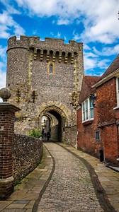 Every September, @heritageopendays unlock the doors to some of England’s most fascinating historic sites, and Sussex is no exception! 🏰📜 Taking place from 12 – 21 September, this is your chance to explore hidden gems and cultural treasures across Sussex, for free and discover what makes Sussex ‘Distinctly Different’. 📌 Bull House, Lewes 15th Century Bull House was once lived in by Thomas Paine, author of The Rights of Man and a key influence in the American War of Independence. 📌 Anne of Cle