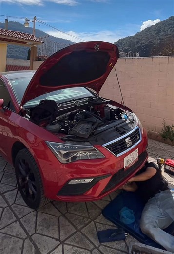 Revisamos este Seat León, con problemas en su transmisión DSG dónde se quedaba bloqueado el sistema por problemas de aplicación de la primera marcha P072C00 escaneamos y encontramos problemas de descarga rápida de la presión en la Mecatronica, así que reemplazamos el cuerpo hidráulico y el auto quedó trabajando perfectamente. #Seat #SeatLeon #DSG #transmisionesautomaticas #transmisionesLosAngeles