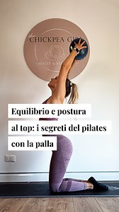 La palla da pilates è l'alleato perfetto per migliorare equilibrio e postura. Esercizi: 1. Ponte glutei con piedi sulla palla: scivolate in avanti: un esercizio che aiuta a stabilizzare il core e a rafforzare la catena posteriore, in particolare i femorali. (Variante superman: lavora sulla stabilità lombare e la postura, rinforzando spalle e dorsali). 2. V-up hold: addominali, obliqui e flessori dell'anca. 3. Dead bug: migliora la coordinazione erinforzare il core, contribuendo ad una postura mi