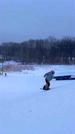 SKI AND RIDE AT PINE KNOB THIS WEEKEND All trails are open, all three terrain parks are packed with features, our mogul run is open, and the weather forecast is looking good. ⛷ Friday 10am-10pm ⛷ Saturday 9am-10pm ⛷ Sunday 9am-9pm #SkiPineKnob #SkiMichigan #GoSkiMichigan 📷 Bethany Tillman | Pine Knob Ski and Snowboard Resort