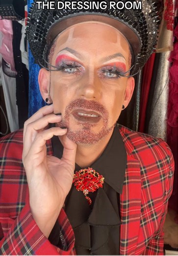 A drag performer POV every drag king and drag queen understands. After a drag show finishes, the stage may look glamorous, but backstage tells a different story. Wigs, makeup, costumes, glitter, and props everywhere. Drag performance is theatre, transformation, and chaos all at once and every cabaret performer knows the feeling of wanting to leave the dressing room immediately after the final number. 👉 What’s the worst dressing room mess you’ve seen after a show?