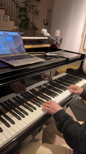 今日のセッション E.Bass / Drums : Mineshi Wong Piano / Shaker : Wong WingTsan 今までiPhoneの一発どりでしたが、 今日は久しぶりにLogic Proでオーバーダブ録音、、、 とは言っても、骸骨マイク一本のかなり簡易、、、、 美音志くんのルーバーベースとドラムがかなりカッコいい〜 （一つ前に同じ動画をアップしましたが、縦位置になっていなかったので、再度編集し直し、再アップしました。 いいねくださった方、ごめんなさい、、、） | Wong Wingtsan