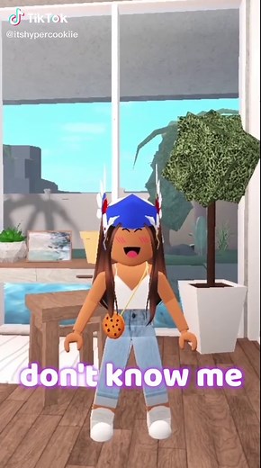Hellooo!!💕 Please like and follow! #fyp #gaming #roblox #foryoupage #comedy #vrhands #tiktokroblox #bloxburg