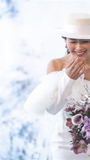 ceu 服部由紀子 | 広告撮影|ウェディング|ブーケ on Instagram: "3着目の登場。 夫から、私ならではのサプライズがこの後待ってたとは！ 夫がいない！あれあれ？と思いながらも1人入場させられて、キョロキョロ。どこに行ったんだよ〜💢と思いながらも、卒花の皆さんを待たせるわけにはいかないからとりあえず待機。 そしたらなんと！ 私のいつも走り回る現場のワンピースを着た夫が登場。 これでいつもヘアメイクしてるんですよ！しかも、この髪型で。下目のおだんごヘア。 ステージの方で爆笑してました！ しかも、あっち行ったりちょこまかちょこまか。この姿は、ブーケを持って現場を走り回る私のいつもの姿を演じたそうです。 え、まず、服が入るんかい！！笑 なんともこの演出には全く気付いてなくて、現場を愛してきた私ならではのサプライズでした。 ヘアメイクと共に、沢山のブーケを渡してきました。その喜ぶ顔が見たくて、精一杯、本気で現場を作ってきました。 花嫁達から受け取る一本一本が嬉しくて、 10キロくらいある重さに心のこもった愛を感じました。 3着目はハットにドットのベールを付けて。