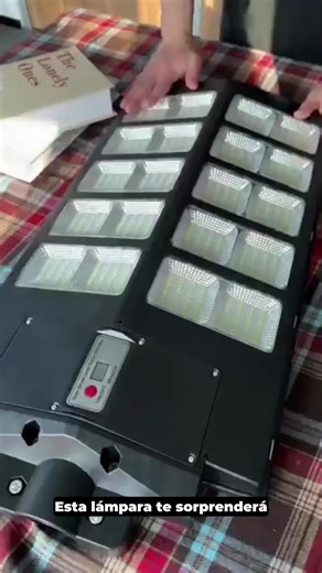 Farola LED industrial con panel solar de 3600 vatios de potencia que ilumina hasta 150 metros