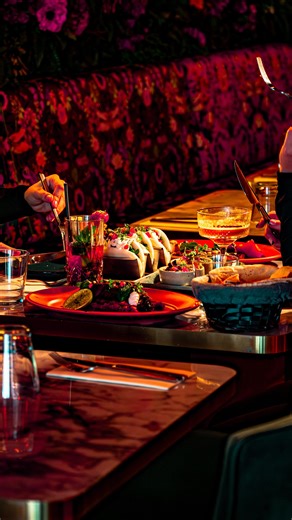 ELMINA 🧿🪬 on Instagram: "Changement de carte 📋😄 Petite vidéo humoristique… qui n’a absolument rien à voir avec la carte ! Pendant que nos équipes font les clowns à l’écran, en cuisine ça bosse dur ! Nouveaux plats, nouvelles saveurs, toujours la même envie : vous régaler et vous surprendre ♥️ 🧿 Elmina, 29 Quai François Mitterrand, 13600 La Ciotat. 📞 Réservations via le lien en bio sur notre profil. ❌ Fermé dimanche soir et lundi ⌚️ Ouvert du mardi au samedi, midi et soir et dimanche midi #