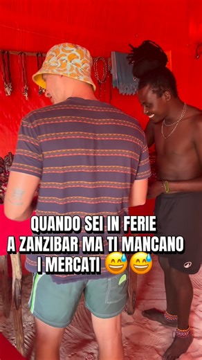 𝑴𝑰𝑪𝑯𝑬𝑳𝑬 𝑩𝑰𝑨𝑵𝑪𝑯𝑬𝑹𝑰𝑨 𝑪𝑨𝑺𝑨 on Instagram: "📍 Zanzibar, ferie… ma il mercato mi chiama 😂 La mia amorosa: 👉 “Michele ma cosa stai facendo?!” Io: 👉 “Niente… sono qui col mio amico Masai che sto sistemando il banco… 🛍️😅 Anche a 10.000 km da casa non riesco a stare lontano dal mercato. È più forte di me 🤷‍♂️ 🧺 Dentro o fuori dall’Italia… Michele Biancheria Casa sempre operativo #zanzibar #vitadamercato #ferie #commerciantepersempre #michelebiancheriacasa"