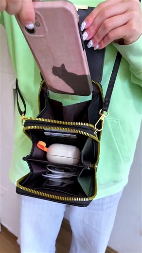 How cool is this touch screen crossbody purse?! So convenient #crossbody #touchscreenpurses #everydaybag #jesuslovesyou #tiktokshopstockup