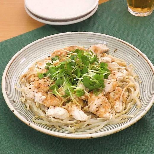 簡単に作れる！ 鶏むね肉ともやしのレンジ蒸しのレシピ動画・作り方 | デリッシュキッチン