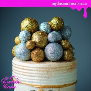 A fun, trendy and super easy New Years Eve inspired cake coming your way :) We created this little beauty with the double sided frosting comb, edible lustre dusts in silver and gold, edible gold glitters in gold, an airbrush for quick and easy dusting, rosewater spirit and these adorable styrofoam glittered ball toppers in gold and silver. You can find all the tools you need to recreate this at the @myMy Dream Cake website listed in our bio or: https://bit.ly/rosiesdessertspot | Rosie's Dessert 