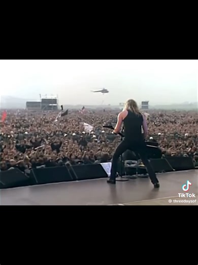 La presentación de Metallica en el Monsters of Rock 1991 en Moscú fue un evento épico e histórico. El concierto se llevó a cabo el 28 de septiembre de 1991 en el Aeródromo de Tushino, y se estima que asistieron 1.6 millones de personas, lo que lo convierte en uno de los conciertos más grandes de la historia. La banda estaba en el apogeo de su carrera, recién había lanzado su álbum