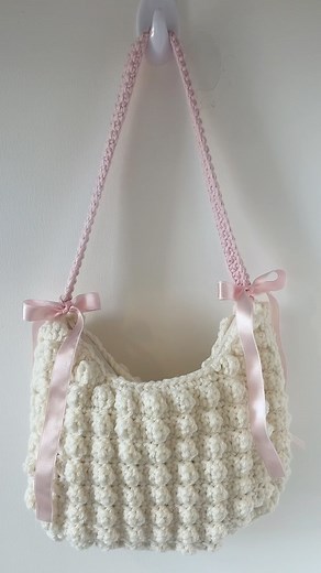 Mahum on Instagram: "crocheting my dream bag 🎀 the cutest ruched popcorn bag - tutorial is on my yt (add some ribbons to make it look even prettier!) 🏷 #crochet #crochetbag #crochetbags #crocheted #crocheting #crochetideas #crochetinspiration #crocheteveryday"
