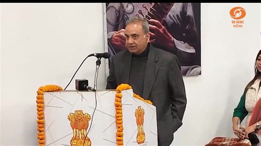Prasar Bharati recently unveiled two versions of Vande Mataram at Akashvani Bhavan, Delhi. Composed in Hindustani & Carnatic music styles, these renditions pay a glorious tribute to our National song, emphasising its role in unity, love for motherland & reinforcing the spirit of national pride #VandeMataram150 #CultureUnitesAll | Ministry of Culture, Government of India
