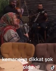 4.5M views · 76K reactions | Bir kafede, mendil satan ablamızı sahneye alıyorlar.. abla şarkı söylemiyor, derdini haykırıyor.. | Çağrı Taner | Facebook