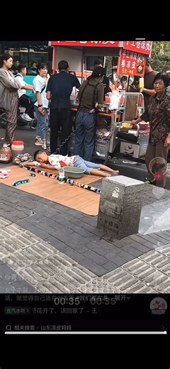 4月2日，一名博主剪辑了一段母亲带着孩子跑外卖和摆摊的视频。网友们纷纷发弹幕：“美国人太坏了” “牢A斩杀线” “全是美国的错”