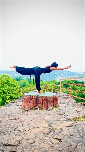 #yogapractice #yoga #balancingchallenge #fitnessgirl #fitnesslifestyle #fitnesslifestyle #yogateacher #fitnessjourney | Laxmi Patel