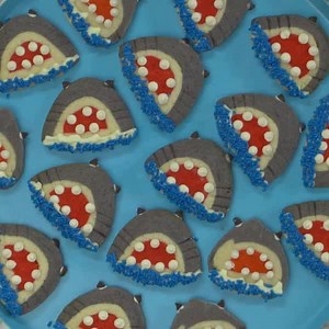 On today’s episode, find out how to take your Shark Week summer party to the next level with these jawesome treats. 🍪 Check out this cookie recipe now on The Daily Bite---> http://bit.ly/2mkak7u | Shark Week