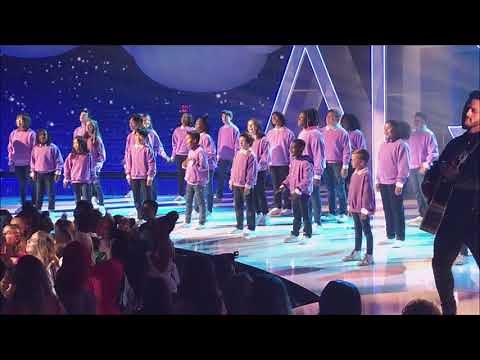 Andy Grammer at the ARDYs singing "Don't Give Up On Me" with kids' choir