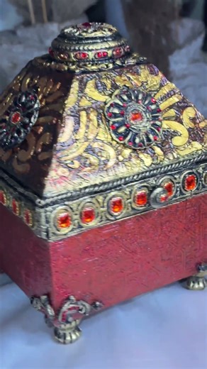 Cleopatra's Egyptian Pyramid Box