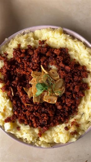 Puré de Papa con Chorizo y Ajo 🧄 4 papas grandes 1 taza de queso rallado 10 ajos 60 g mantequilla Sal y pimienta al gusto 1/3 taza de leche evaporada 150 g de chorizo #recetas | Cuchara Mía