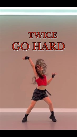 Iori🧸 on Instagram: "・ ダンス記録✨ じゅりっこダンス部11月課題曲🔥 #twice #gohard でした🖤❤️ シルエットの綺麗さとパワーの両立に苦戦してました🥹 課題ばかりが気になり思うように踊れず🥺の時に レッスン動画見てくれて よかったよ！とかお手本にしてるよ〜(恐れ多い😳)など とーってもありがたい言葉をいただいたり😭✨ 周りのみんなの温かさを感じた1ヶ月でした☺️ 先生にも2年前との比較動画を作っていただき 笑っちゃうくらい別人で😂安心しました😂❤️ 努力は報われると信じてこれからも頑張ります🔥 @juri_co_lesson @juri_co_dance @se_na_dance ありがとうございました❤️ @twicetagram @jypetwice_japan"