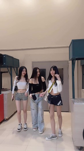 นัดกันก่อนมั้ย: เพื่อนๆ นัดรวมตัว