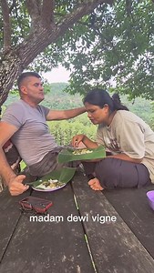 daun galinggang ini bisa mengobati susah tidur pokok nya efek makan daun ini bawaan nya mau tidur terus dan buat kalian yg suka panen buah buahan jangan lupa kasih pohon nya makan ya jan ma ambiak buah je nan kalomak dek kalian paham | Dewi Vigne