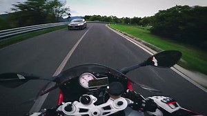 Balade en moto sur une route de montagne