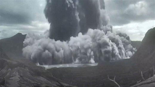 Bis zu zwei Kilometer hoch - Vulkan bricht mit spektakulärer Aschewolke aus