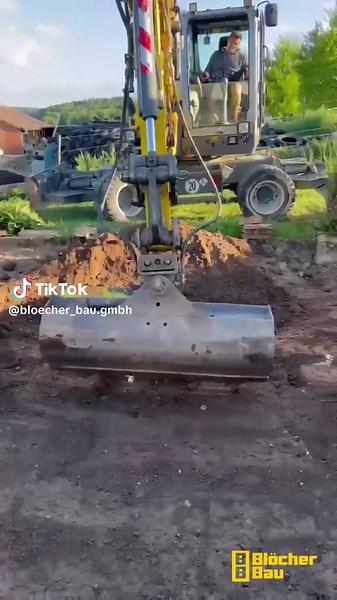 Erdarbeiten mit unserem Wacker Neuson - die Basis für ein stabiles und langlebiges Hochbeet 🌱 - #blöcherbau #baustelle #bagger #wackerneuson #baustelle